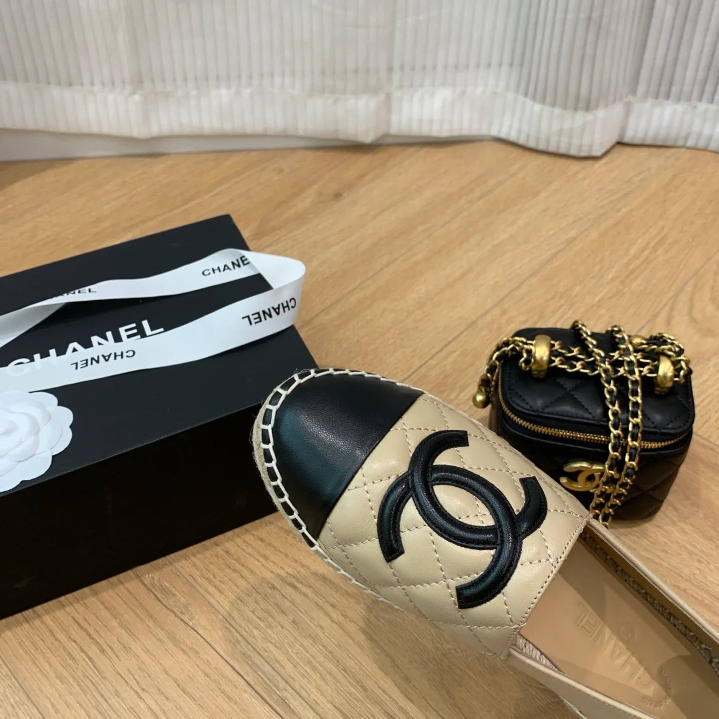 👟👟Ex-factory price 480👟👟 👑New colors are coming ✌️The new version of Chanel fisherman shoes is coming❗️Delivered in a complete set of top-notch packaging. The quality of my fisherman shoes has not been introduced much, everyone who has tried it knows it! The original customized upper, and my outsole is the original translucent outsole, the opaque outsole is the wrong version, full set of authentic packaging ❗️ size: 35-40, running price